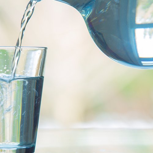 Можна чи не можна пити воду під час їжі?